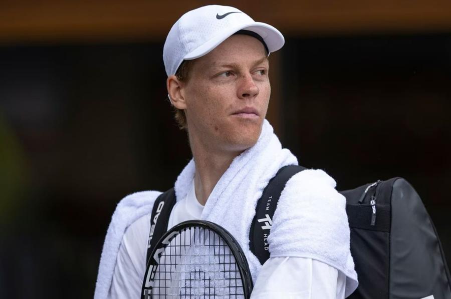Jannik Sinner la Wimbledon Foto: AELTC/Tony O'Brien Întrebat dacă jocul lui Jannik Sinner seamănă cu al lui, Novak Djokovic și-a amintit cum l-a întâlnit pe liderul mondial: „Era slăbuț și înalt”
