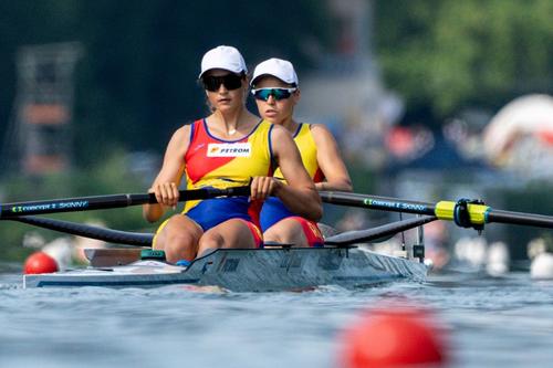 Magdalena Rusu și Simona Radiș, învingătoare în Cupa Mondială de la Lucerna Foto: FR Canotaj