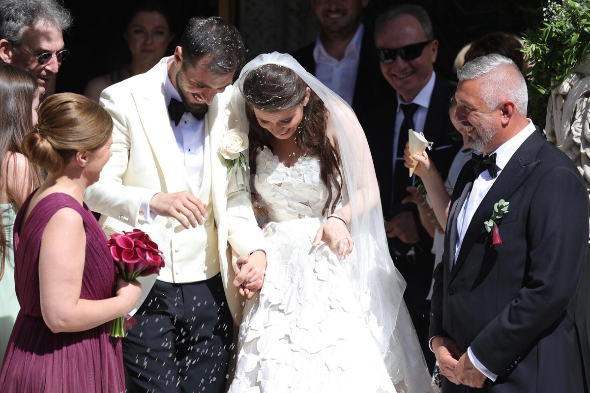 Kira Hagi și Thomas Ferfelis s-au căsătorit religios » În ce mașină au venit la eveniment: imagini tari cu Ianis și verișoara Maria
