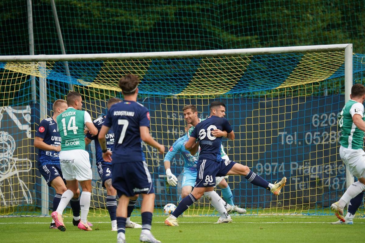 Mărturie halucinantă în scandalul-monstru din Superliga: „A intrat peste jucător în cameră și l-a îmbrâncit peste masă. Un ciob i-a intrat în spate, îi putea fi fatal!”