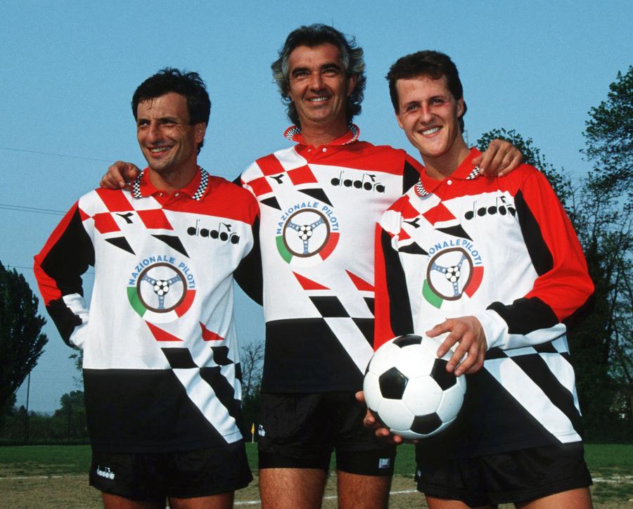 Michael Schumacher (dreapta), alături de Riccardo Patrese (stânga) și de Flavio Briatore (centru), la un meci de fotbal al piloților/Foto: Getty Images Fostul pilot din Formula 1 s-a oferit să îl ajute pe Michael Schumacher „să se trezească”, dar a fost refuzat: „Nu, mulțumim, nu e momentul”