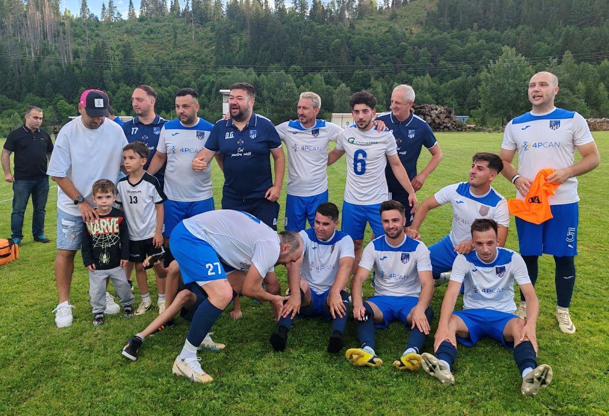 Trei jucători cu peste 150 de meciuri în „A” au pus umărul la o promovare istorică în Liga 3! + Fostul vârf al lui Rotaru s-a retras după meci și își începe misiunea penticostală: „Un drum în care cred cu tărie”