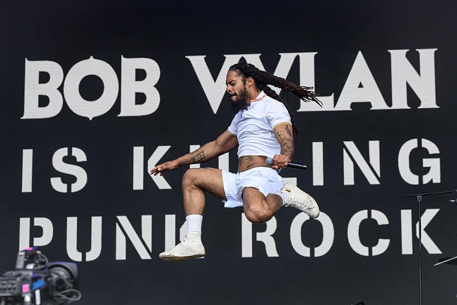 Bobby Vylan / FOTO: GettyImages Glastonbury, festivalul favorit al lui Jamie Carragher, plin de controverse în 2025 » Peste 200.000 de participanți: sute de steaguri ale Palestinei, femei în costume provocatoare și un mesaj scandalos