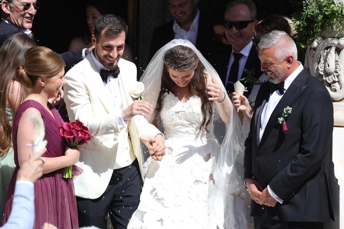 Kira Hagi și Thomas Ferfelis s-au căsătorit religios » În ce mașină au venit la eveniment: imagini tari cu Ianis și verișoara Maria