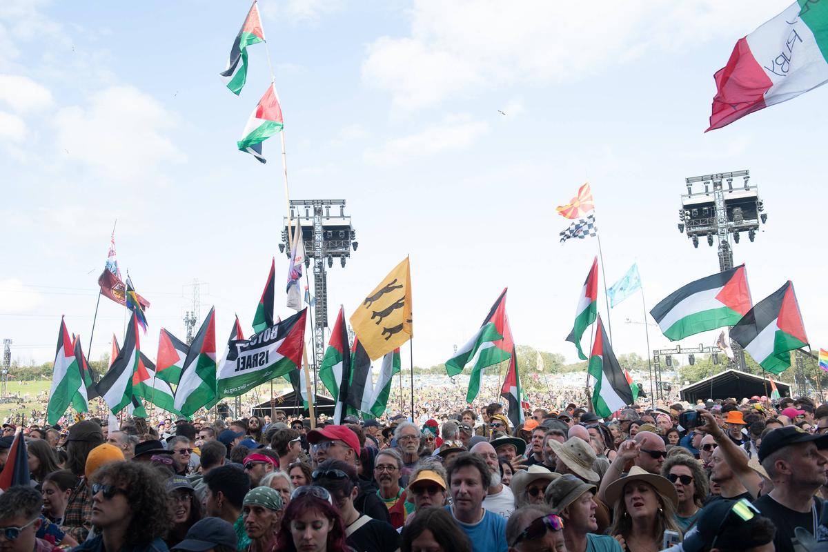 Glastonbury, festivalul favorit al lui Jamie Carragher, plin de controverse în 2025 » Peste 200.000 de participanți: sute de steaguri ale Palestinei, femei în costume provocatoare și un mesaj scandalos