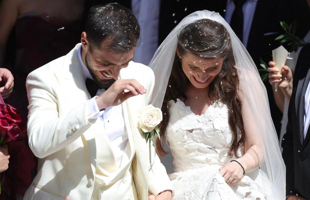 Kira Hagi și Thomas Ferfelis s-au căsătorit religios » În ce mașină au venit la eveniment: imagini tari cu Ianis și verișoara Maria