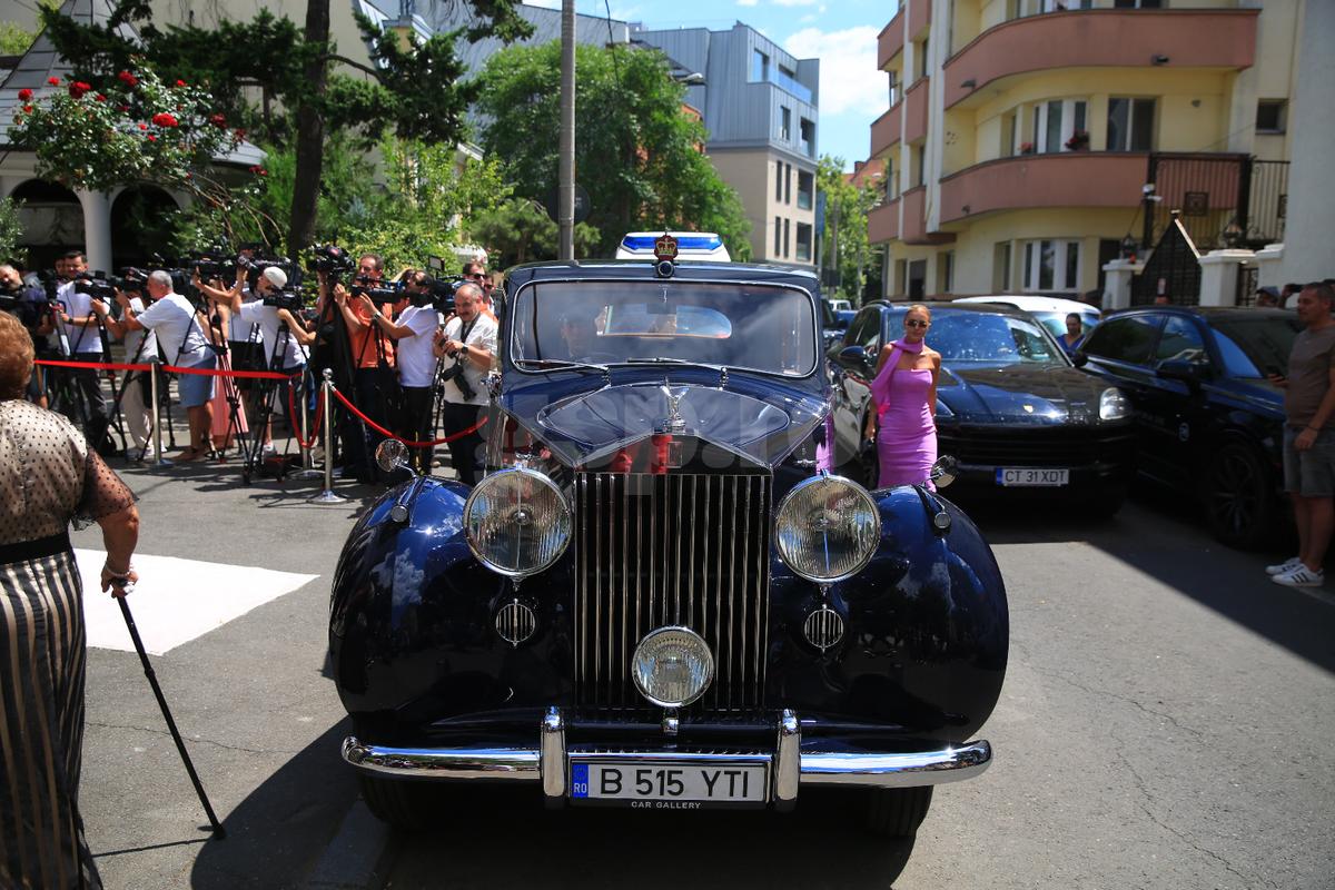 Kira Hagi și Thomas Ferfelis s-au căsătorit religios » În ce mașină au venit la eveniment: imagini tari cu Ianis și verișoara Maria