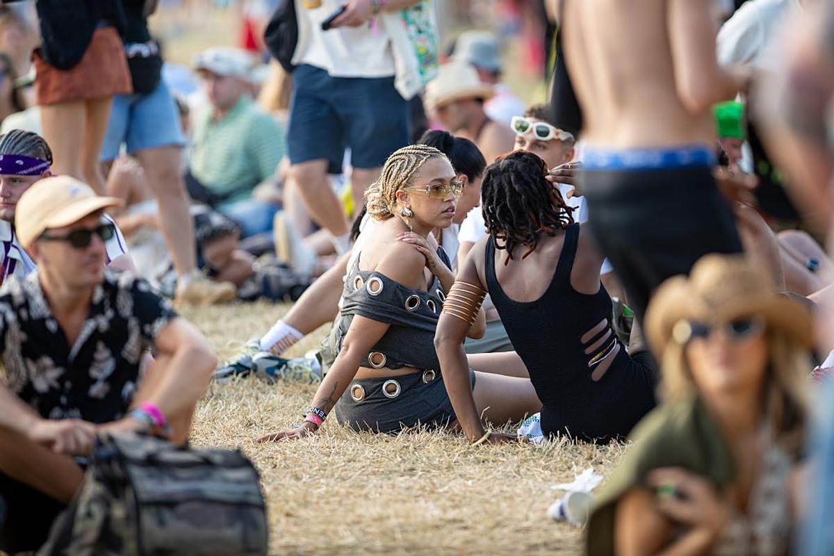 Glastonbury, festivalul favorit al lui Jamie Carragher, plin de controverse în 2025 » Peste 200.000 de participanți: sute de steaguri ale Palestinei, femei în costume provocatoare și un mesaj scandalos
