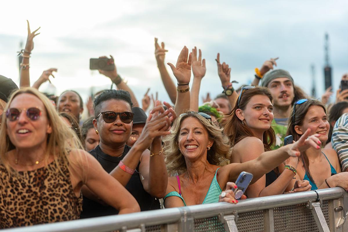 Glastonbury, festivalul favorit al lui Jamie Carragher, plin de controverse în 2025 » Peste 200.000 de participanți: sute de steaguri ale Palestinei, femei în costume provocatoare și un mesaj scandalos