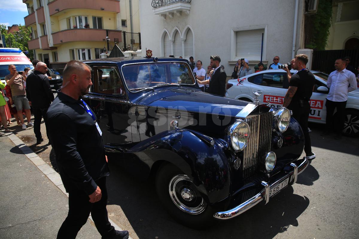 Kira Hagi și Thomas Ferfelis s-au căsătorit religios » În ce mașină au venit la eveniment: imagini tari cu Ianis și verișoara Maria
