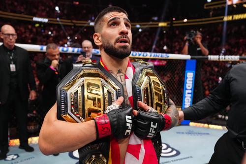 Ilia Topuria este noul campion UFC la categoria ușoară. Georgianul l-a făcut KO pe Charles Oliveira, încă din prima rundă a main event-ului de la UFC 317, găzduit de „T-Mobile Arena