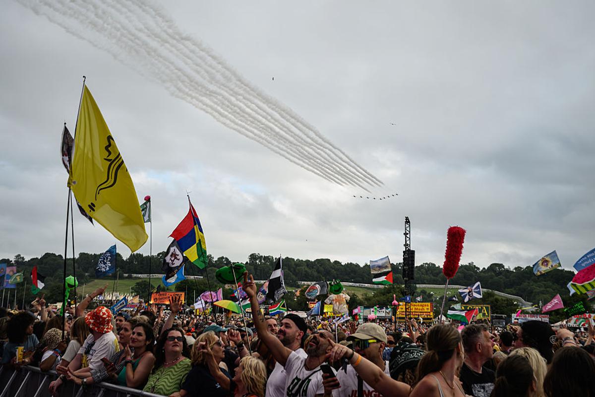 Glastonbury, festivalul favorit al lui Jamie Carragher, plin de controverse în 2025 » Peste 200.000 de participanți: sute de steaguri ale Palestinei, femei în costume provocatoare și un mesaj scandalos