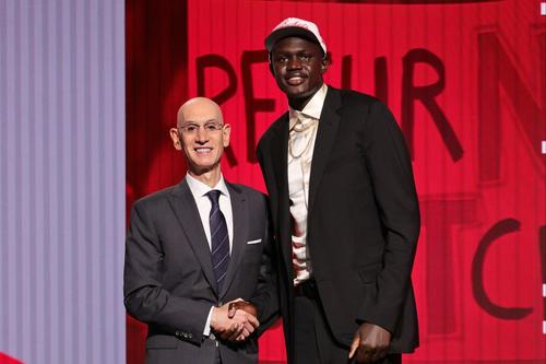 Khaman Maluach a plâns în momentul în care a fost draftat de Houston Rockets și dat la schimb către Phoenix Suns. Foto: X