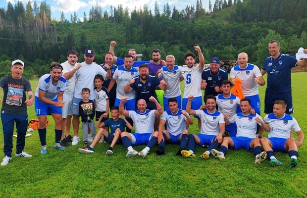 Trei jucători cu peste 150 de meciuri în „A” au pus umărul la o promovare istorică în Liga 3! + Fostul vârf al lui Rotaru s-a retras după meci și își începe misiunea penticostală: „Un drum în care cred cu tărie”