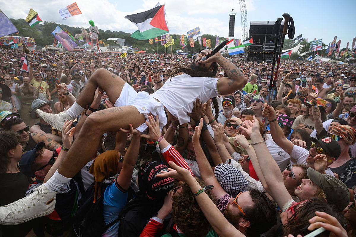 Glastonbury, festivalul favorit al lui Jamie Carragher, plin de controverse în 2025 » Peste 200.000 de participanți: sute de steaguri ale Palestinei, femei în costume provocatoare și un mesaj scandalos