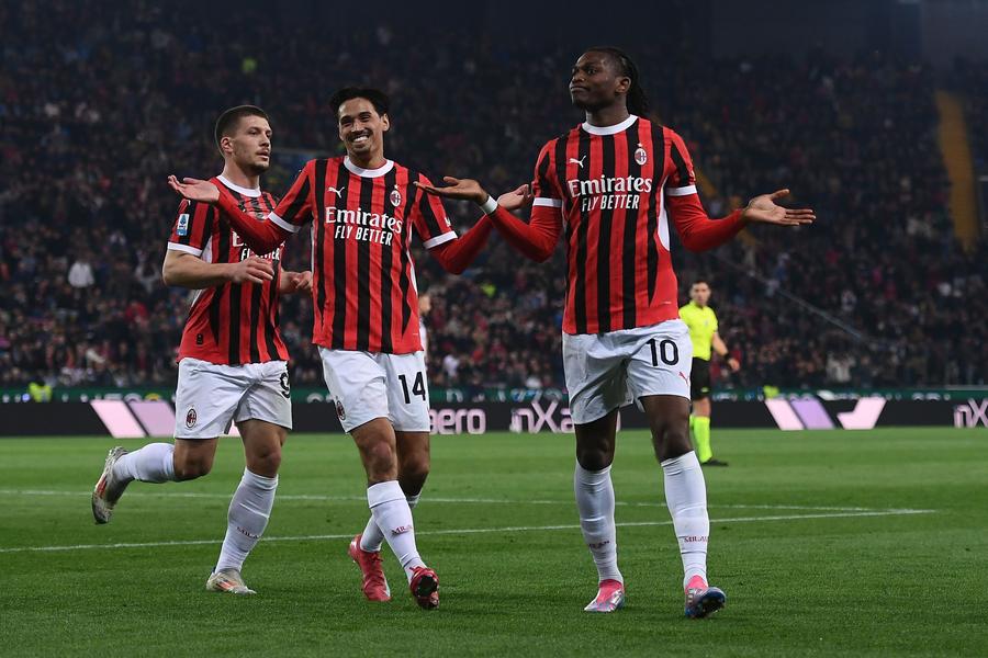 Rafael Leao (dreapta) evoluează pentru AC Milan din 2019, timp în care a cucerit un titlu în Serie A și o Supercupă a Italiei // FOTO: Getty Images Manchester United, 70 de milioane de euro pentru compatriotul lui Ruben Amorim