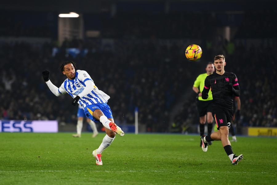 Joao Pedro (stânga), evoluând pentru Brighton împotriva lui Chelsea // FOTO: Getty Images Lovitură de teatru în Premier League! Brazilianul curtat insistent de Newcastle ajunge pe Stamford Bridge