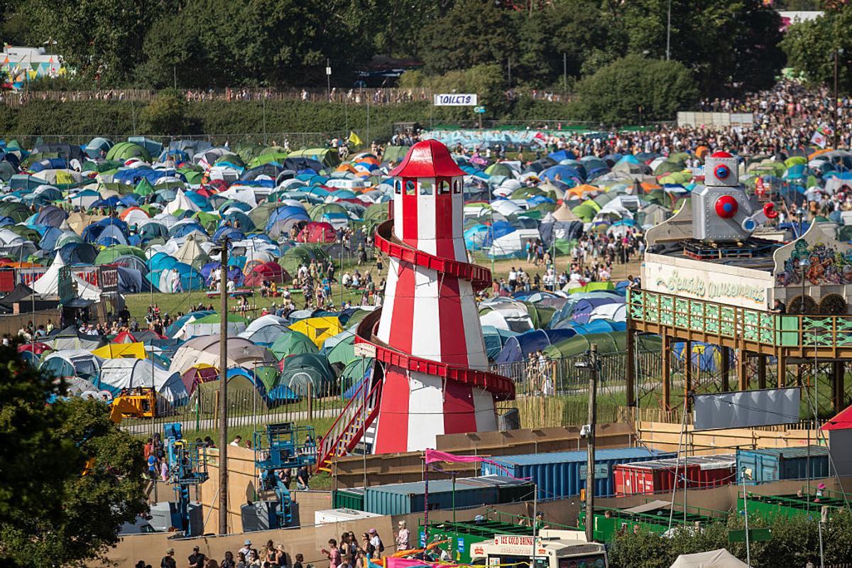 Glastonbury, festivalul favorit al lui Jamie Carragher, plin de controverse în 2025 » Peste 200.000 de participanți: sute de steaguri ale Palestinei, femei în costume provocatoare și un mesaj scandalos