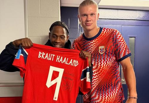Haaland i-a oferit tricoul său cu autograf vedetei americane Travis Scott