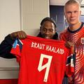 Haaland i-a oferit tricoul său cu autograf vedetei americane Travis Scott