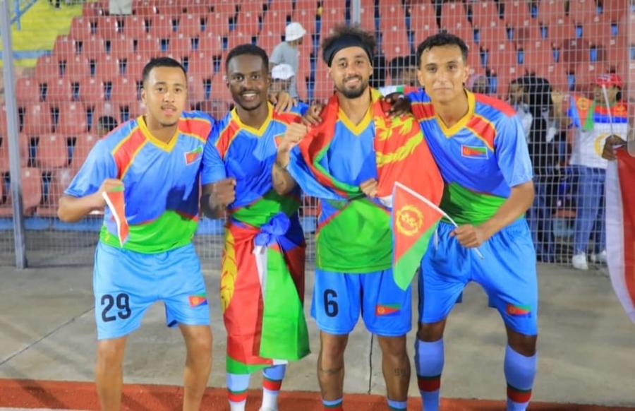 Oliver Hintsa (primul din dreapta) alături de coechipierii din naționala Eritreei după debutul din martie 2026 / FOTO: Instagram Oliver Hintsa, convocat la echipa națională care dispăruse din fotbal timp de 7 ani