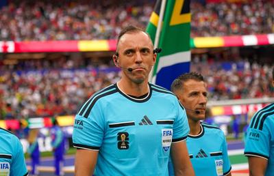 Arbitrul de la Mondial a primit interzis într-un lanț de magazine după ce a refuzat să acorde un penalty în Canada - Africa de Sud