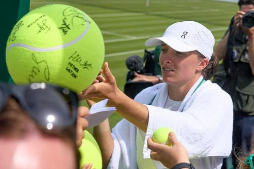 Iga Swiatek semnând autografe la Wimbledon 2026 Foto: Imago Images