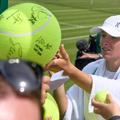 Iga Swiatek semnând autografe la Wimbledon 2026 Foto: Imago Images