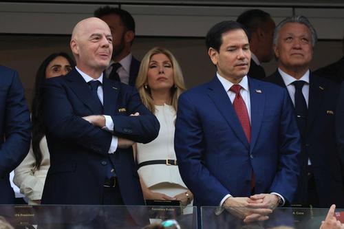 Gianni Infantino (stânga) a zburat 66 de ore pentru a vedea 24 de meciuri la Campionatul Mondial // FOTO: Ionuţ Iordache (GSP)