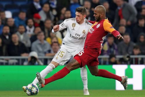 Marcao, în duel cu Federico Valverde în Galatasaray - Real Madrid // FOTO: Guliver/GettyImages