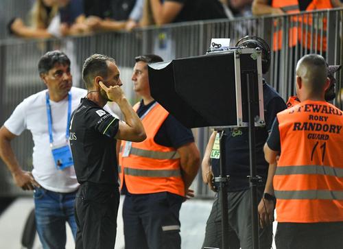 La jumătate dintre meciuri au fost probleme până acum cu sistemul VAR/ foto Raed Krishan
