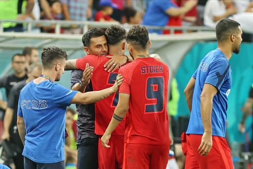 Nicolae Dică îl îmbrățișează pe Florinel Coman după golul de 3-2 / foto: facebook.com/FCSBOfficial