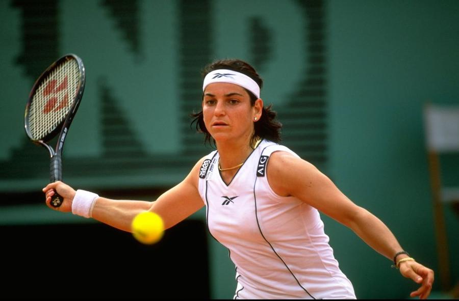 Arantxa Sánchez la Roland Garros 1998, când a cucerit ultimul ei titlu de Grand Slam Foto Guliver/GettyImages Legenda care se uită rar la tenis » „Sunt mamă cu normă întreagă, copiii mei joacă fotbal!