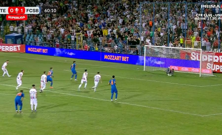 Florinel Coman a irosit cu ușurință un penalty în minutul 60 / Captură Prima Sport FCSB a tremurat la Galați, dar Tavi Popescu și transversala i-au salvat pe roș-albaștri! Cronica + clasamentul actualizat din Superligă