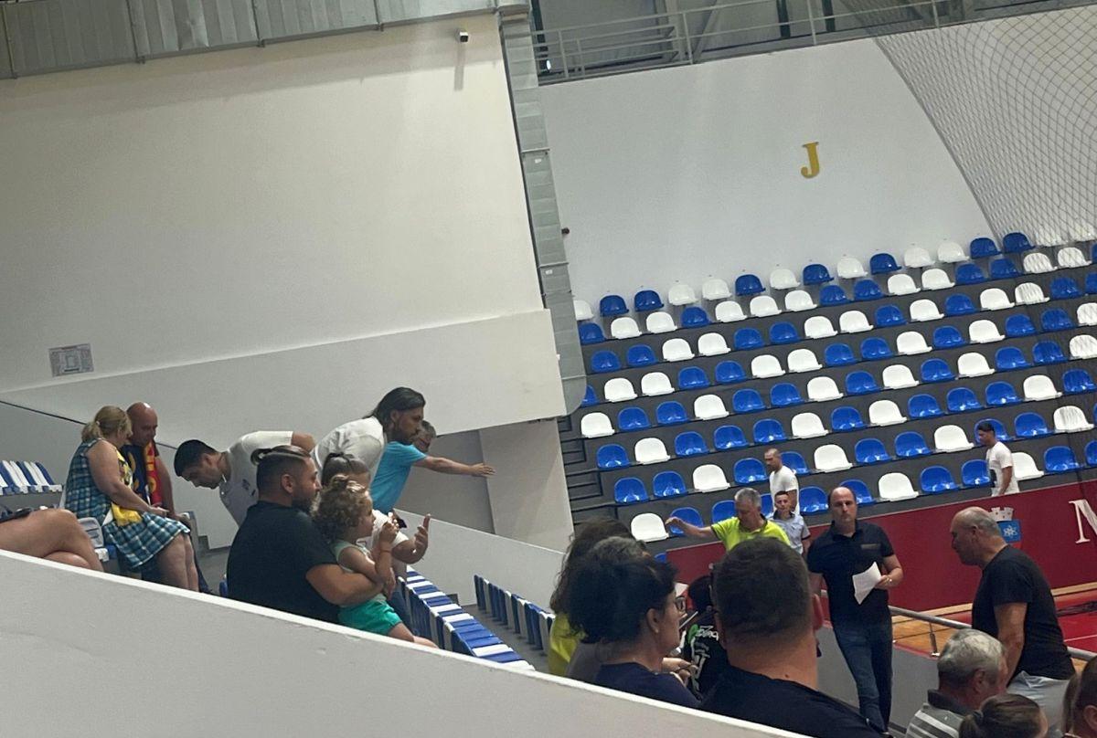 Momente dramatice în amicalul România - Spania » În lacrimi, jucătoarea a fost scoasă pe brațe de medici