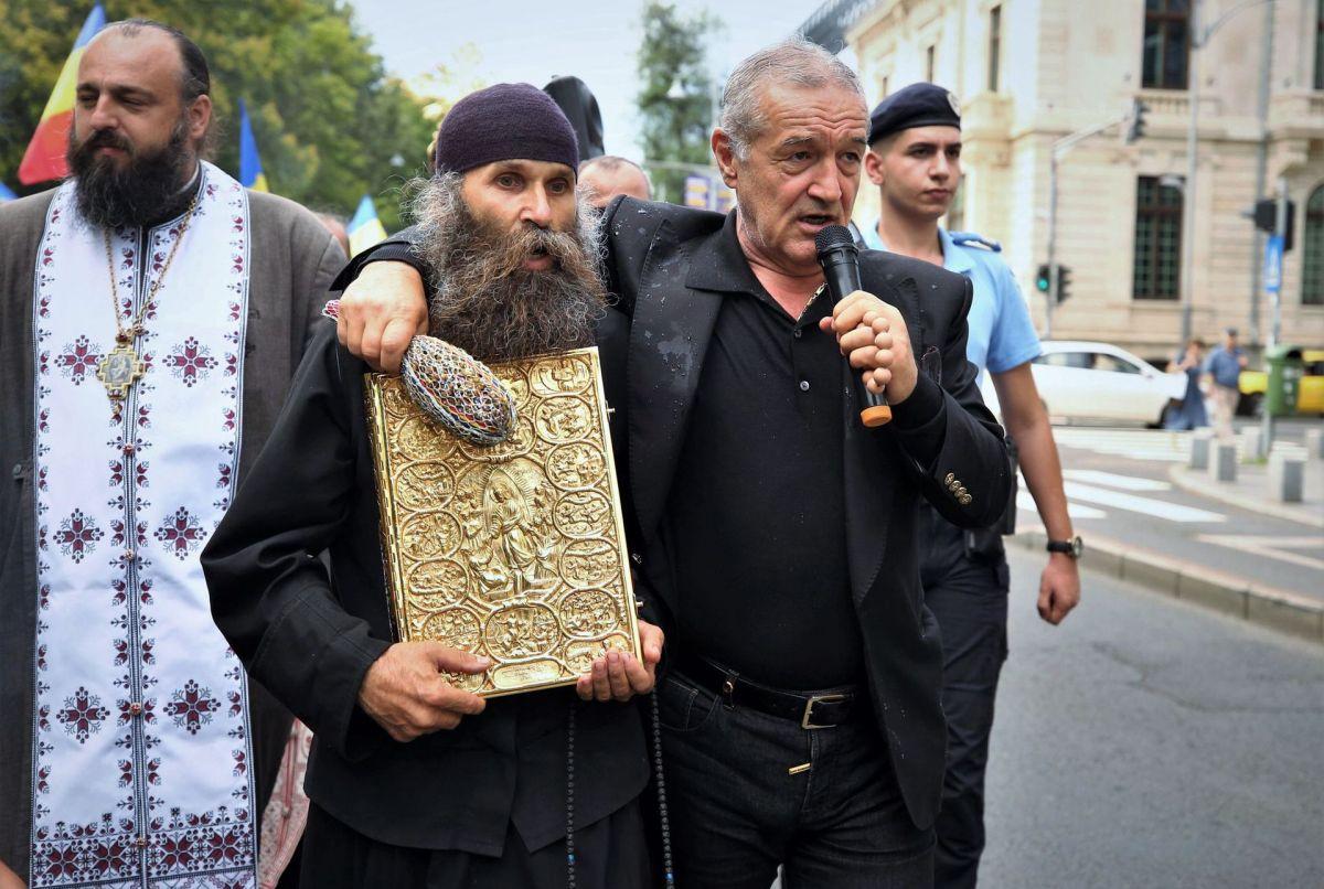 Becali merge iar să dea cu agheasmă pe Calea Victoriei, după marșul comunității LGBT: „Duhurile rele, dracii rămân în urma lor”