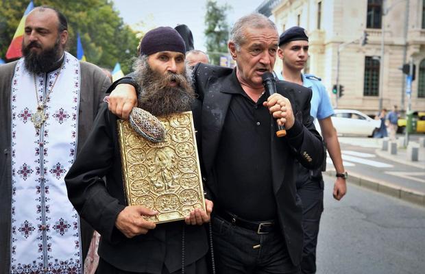 Becali merge iar să dea cu agheasmă pe Calea Victoriei, după marșul comunității LGBT: „Duhurile rele, dracii rămân în urma lor”