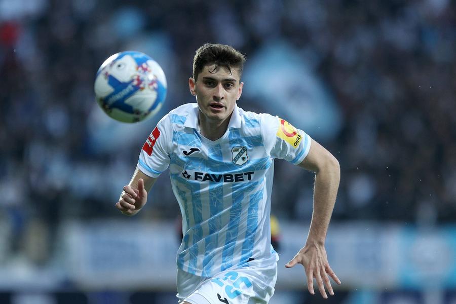 Veldin Hodza (21 de ani) s-a transferat la Al Jazira. Foto: Imago Corvinul poate spera » Rijeka și-a vândut vedeta pe 3 milioane de euro, chiar înaintea returului din Europa League