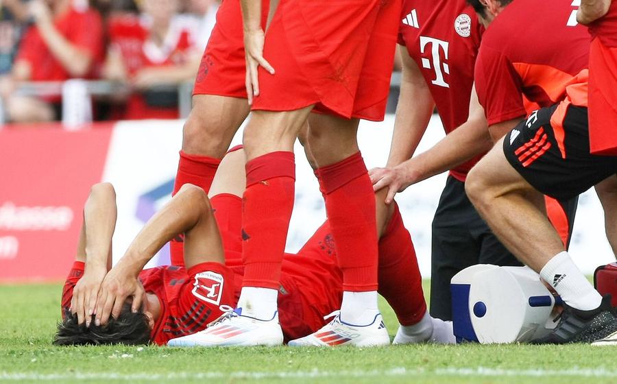 Hiroki Ito, noua achiziție a bavarezilor, s-a accidentat într-un duel pentru balon / Foto: Imago Șefii lui Bayern au început să regrete aducerea antrenorului Vincent Kompany: „Ne-am imaginat altfel lucrurile”