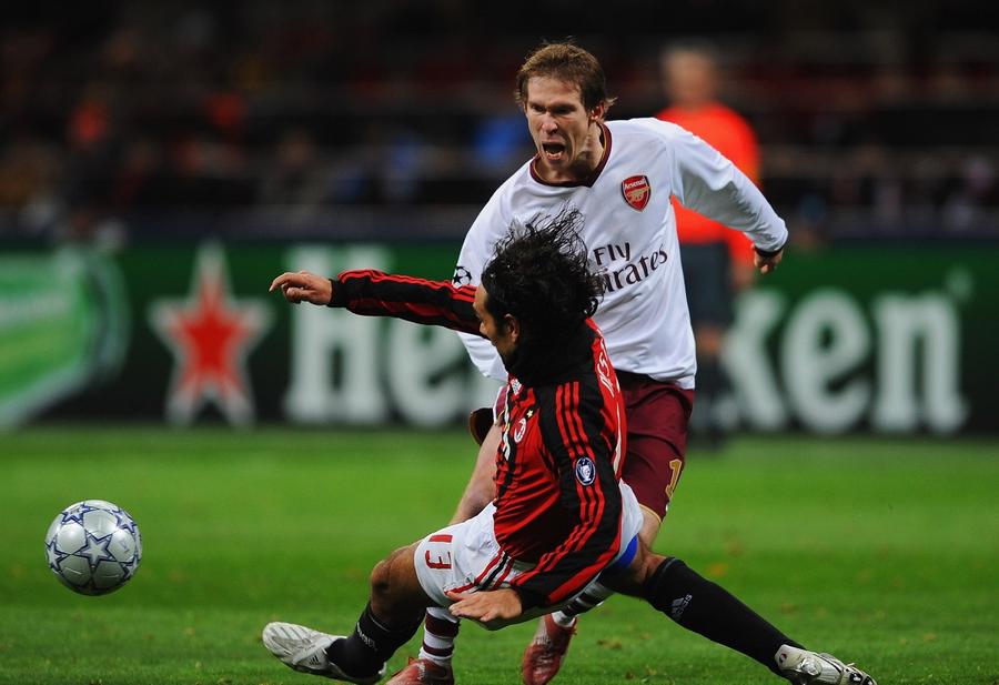 Aleksandr Hleb, duel cu Alessandro Nesta în AC Milan - Arsenal, 4 martie 2008, Liga Campionilor. Foto: Gettyimages Mesajul disperat transmis de fostul campion mondial: „Mi-aș da un deget ca să mă mai întorc! Eram bolnav...”