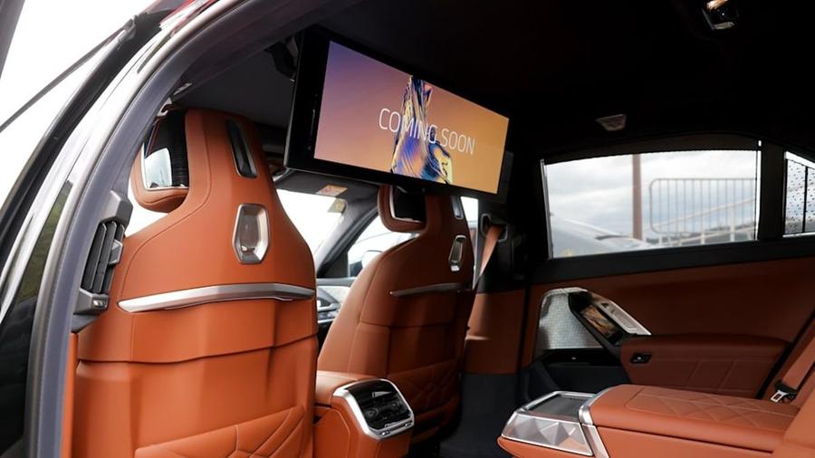 Mbappe nu are încă permis de conducere, astfel că se poate uita la filme de pe bancheta din spate / Foto: Bild Jucătorii Realului și-au ales mașinile de serviciu. Pentru ce model de BMW a optat Mbappe