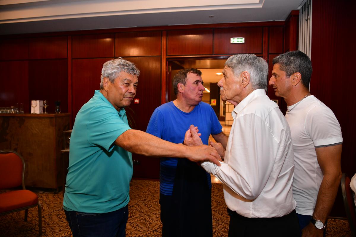 Imagini memorabile de la petrecerea lui Mircea Lucescu! George Copos a „rupt ariciul” buzunarului și a aruncat timid cu bani în lăutari