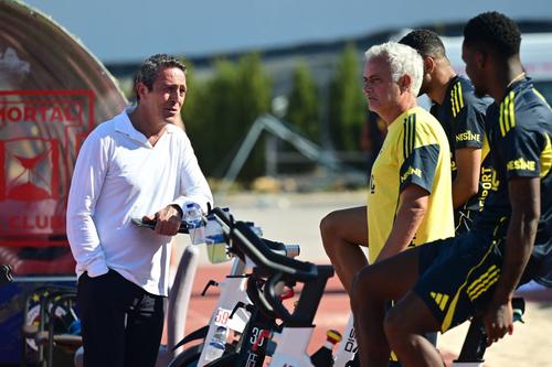 Președintele Fenerului, Ali Koc, se întreține cu Jose Mourinho în cantonamentul din Portugalia . Foto: Imago