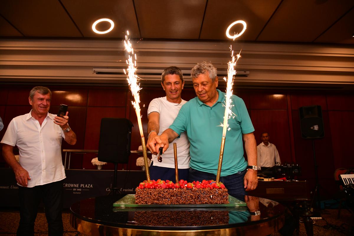 L-au făcut pe Copos să scoată banii! Imagini printre mese de la petrecerea lui Mircea Lucescu » Momentul care a declanșat o criză de râs