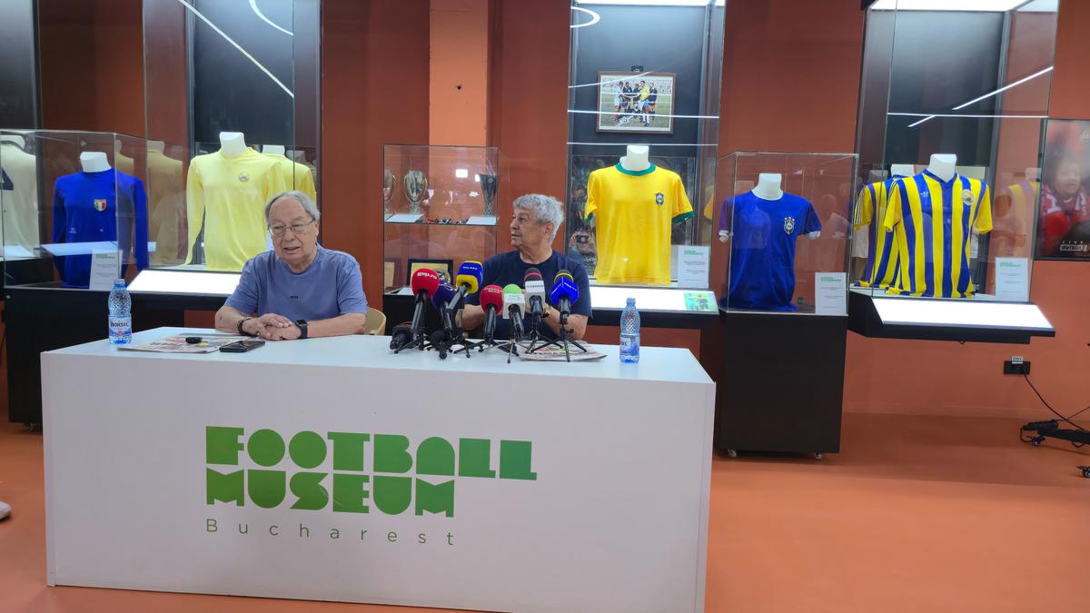 Mircea Lucescu, celebrat la Muzeul Fotbalului, cu tricoul lui Pele în spate » Cadoul special primit de la Andrei Nicolescu
