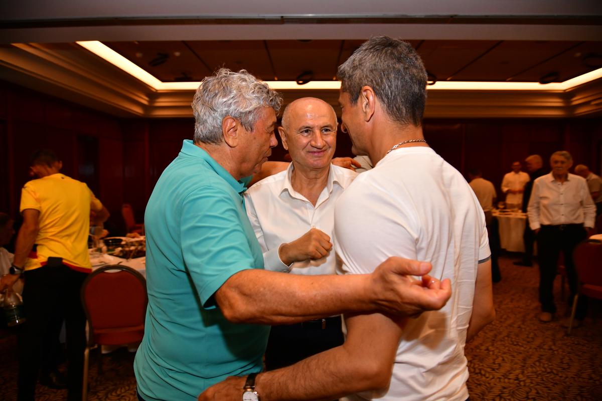 L-au făcut pe Copos să scoată banii! Imagini printre mese de la petrecerea lui Mircea Lucescu » Momentul care a declanșat o criză de râs