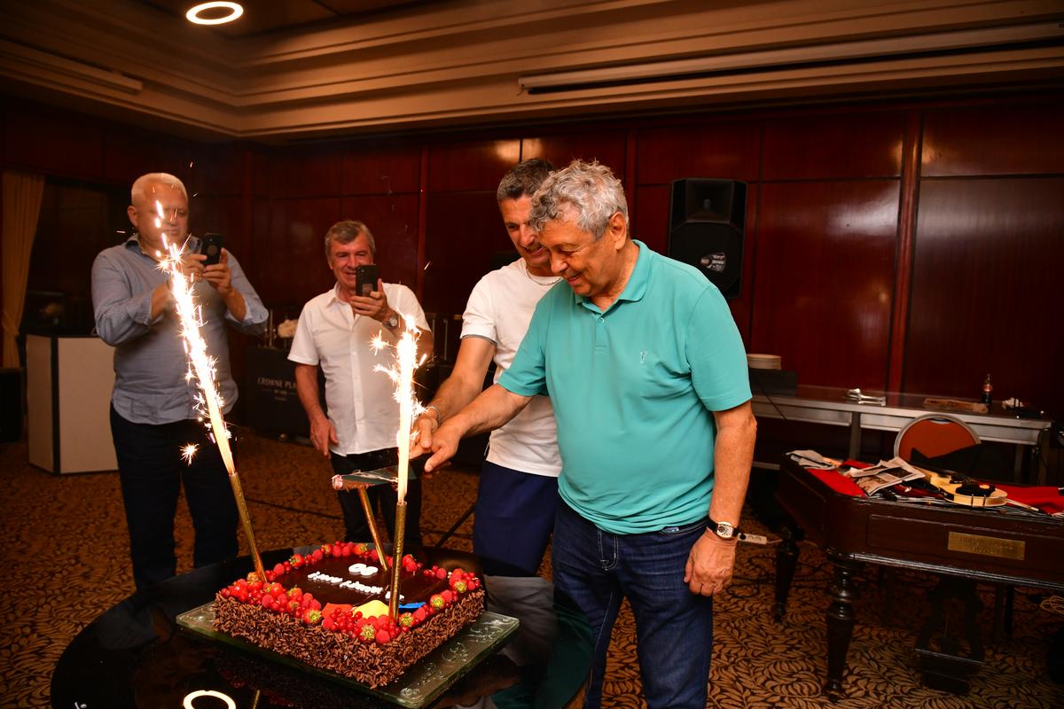 L-au făcut pe Copos să scoată banii! Imagini printre mese de la petrecerea lui Mircea Lucescu » Momentul care a declanșat o criză de râs