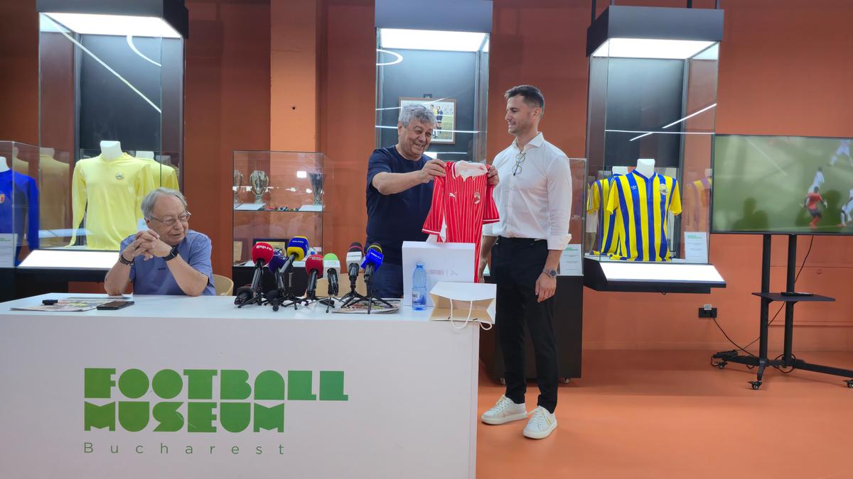 Mircea Lucescu, celebrat la Muzeul Fotbalului, cu tricoul lui Pele în spate » Cadoul special primit de la Andrei Nicolescu