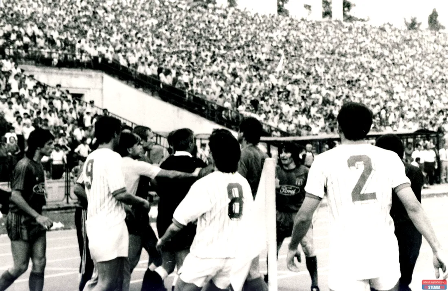 În jurul tușierului George Ionescu s-a creat un imens meleu cu jucătorii ambelor formații după ce a anulat golul lui Balint din prelungirile finalei Cupei României 1988, Steaua - Dinamo Mircea Lucescu cere oficial întoarcerea la Dinamo a Cupei României 1988, finală abandonată de Steaua la ordinul lui Valentin Ceaușescu » Gică Popescu îl susține, Răzvan Lucescu invocă ”un sistem mafiot”