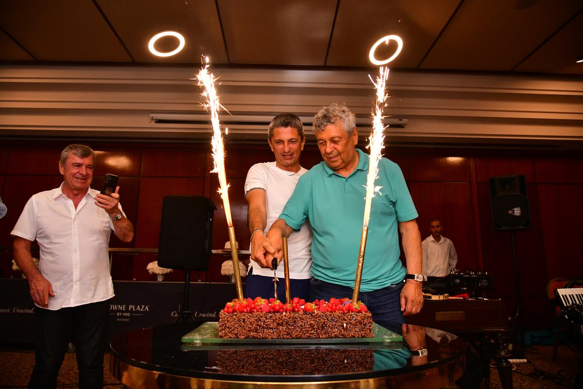 Imagini memorabile de la petrecerea lui Mircea Lucescu! George Copos a „rupt ariciul” buzunarului și a aruncat timid cu bani în lăutari